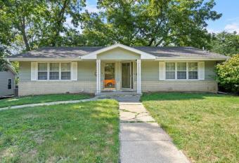 Ample 3 BR & 2 Bath Duplex Near Downtown allows 18 year olds to book a room