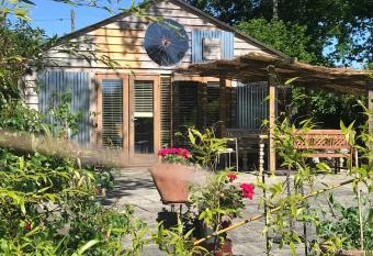 The Wackery - Quirky Decadence - Sleeps 2 has Balcony rooms