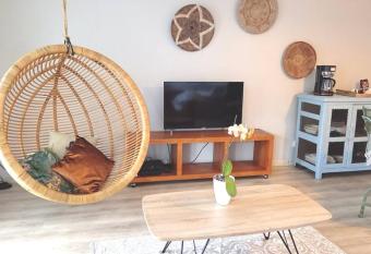 Les pieds dans l eau allows 18 year olds to book a room