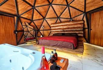 Encanto Natural 2 has rooms with a private hot tub