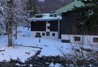 Appartamento Ruscello sulle piste allows 18 year olds to book a room