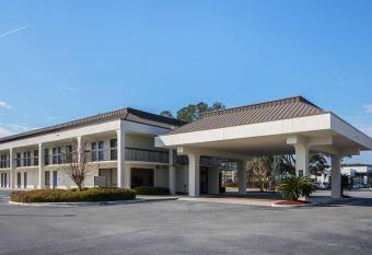 Motel 6 Savannah Midtown allows 18 year olds to book a room