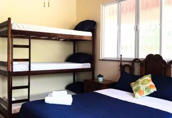 Hostel Dos Gringos has rooms with a private hot tub