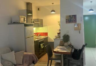 P   tit Cosy St Denis - centre has Balcony rooms