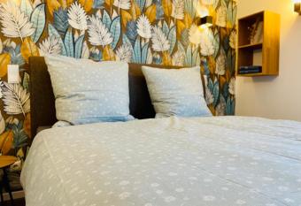 die Jungm  hle allows 18 year olds to book a room