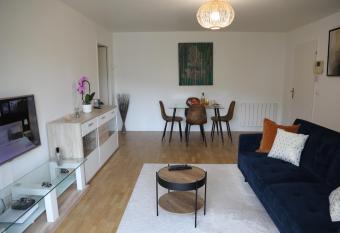 Le Saint Cyrien has Balcony rooms