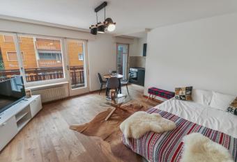 Studio   l  gant au coeur de Crans has Balcony rooms