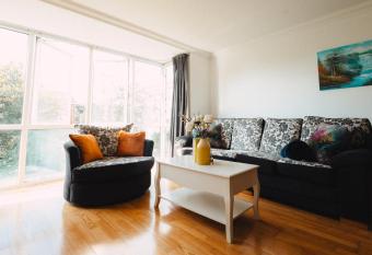 GoldenGlow Apartment 15 MIN Airport has Balcony rooms