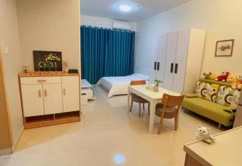 Seaman Light Luxury Apartment has Smoking/Balcony rooms