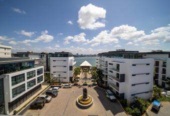 English Point Marina Luxe C405 has rooms with a private hot tub