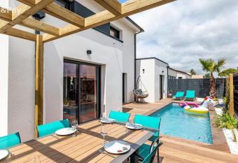 Villa avec piscine proche plages has Balcony rooms