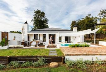 The Cottage in the Valley - 3 bedroomed allows 18 year olds to book a room