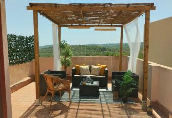 Llimoner has Balcony rooms