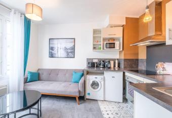 T2 calme proche hyper centre allows 18 year olds to book a room