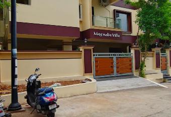 Magnolia Villa Luxury 3 Bedroom Apartments has Balcony rooms