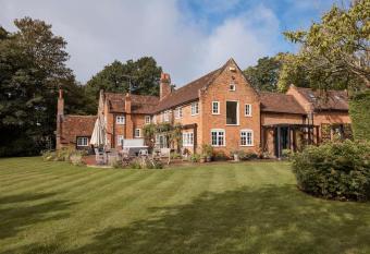 4-6 bed Farmhouse stay on organic farm & vineyard has rooms with a private hot tub