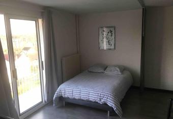 Bel appartement avec parking et v  los ! has Balcony rooms