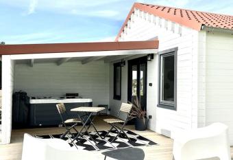 LA MAISON BLANCHE - Cottage avec jacuzzi allows 18 year olds to book a room