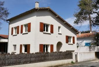 ROYAN Pontaillac    c  t   de la plage has Balcony rooms