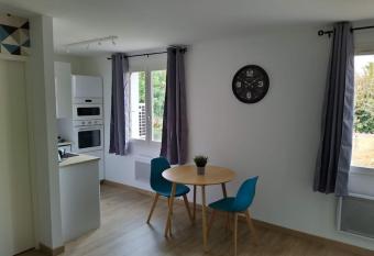 Tr  s agr  able appartement plein centre de Cugnaux allows 18 year olds to book a room