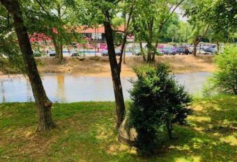 Helen Riverside Hot Tub Paradise, sleeps 9! has rooms with a private hot tub