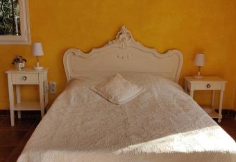 Sous les oliviers allows 18 year olds to book a room