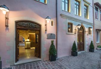 Serenissima Boutique Hotel allows 18 year olds to book a room