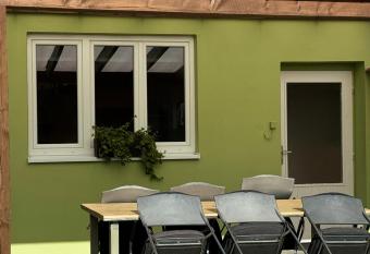 Samostatn   d  m se zahradou has Balcony rooms