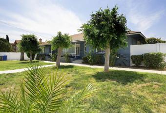 Cheerfull 2-bedroom with 2-Bathrooms Bungalow allows 18 year olds to book a room