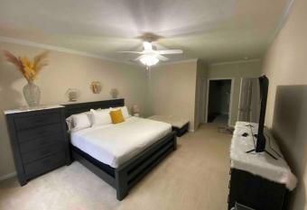 B1 Cottage has rooms with a private hot tub