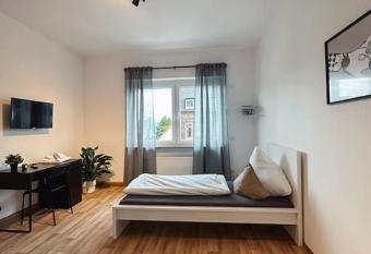 Ger  umige 3-Schlafzimmer-Wohnung in Koblenz nahe Uni allows 18 year olds to book a room