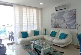 Apartamento con vista al mar has rooms with a private hot tub