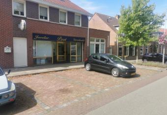 Maarten en Hanh allows 18 year olds to book a room