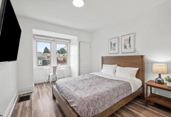 Oakland/University @H Bright and Stylish Private Bedroom with Shared Bathroom allows 18 year olds to book a room