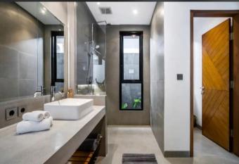 APARTMENT ROYAL has Smoking rooms