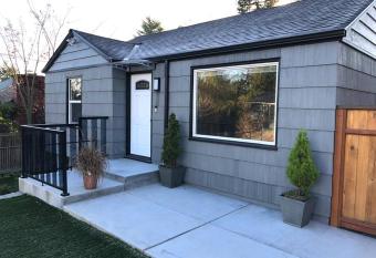 Cozy Crown Hill Carkeek Cottage w/3 Beds, Full Kitchen & Backyard in North Seattle allows 18 year olds to book a room