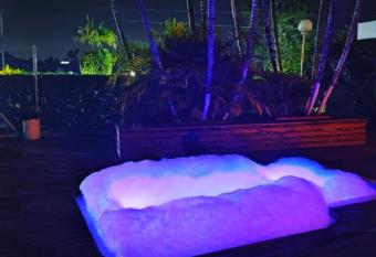 Hotel Campestre Alto de Si  n has rooms with a private hot tub