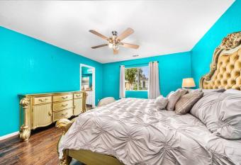 Getaway 3B2B in El Monte with Karaoke room has Balcony rooms