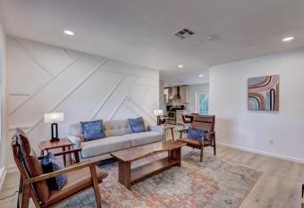 Hot new bungalow 1 mile from OU campus has Balcony rooms