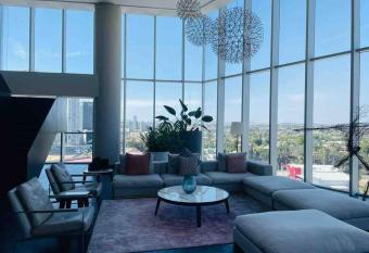 Exelente departamento en park life pabellon . has rooms with a private hot tub