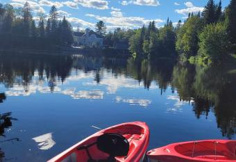 Le Jasmin chalet complet Rivi  re Kayak Nature has Balcony rooms