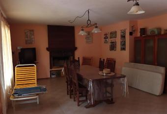 Los Nietos has Balcony rooms