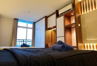 SLEPTOPIA PREMIUM UNIT WITH TWIN QUEEN BED has Balcony rooms