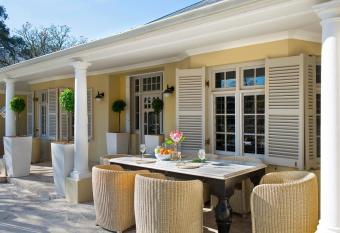 Auberge Daniella allows 18 year olds to book a room