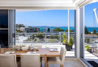 Waterview Penthouse has Balcony rooms