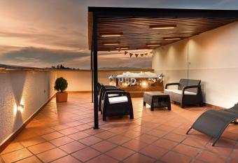 Apartamento 401 - Terraza con Jacuzzi - 3 Habitaciones - Rentas Cortas Gerencial has rooms with a private hot tub