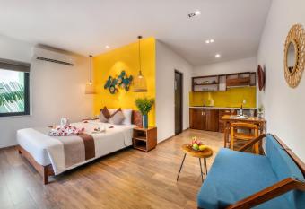 December Town Hoi An Villa has rooms with a private hot tub