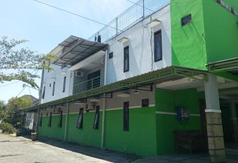 OYO 93012 Griya Kencana Asri Syariah allows 18 year olds to book a room