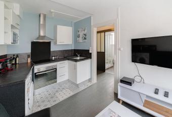 Coup de foudre garantie allows 18 year olds to book a room