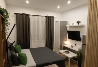 studio tr  s agr  able allows 18 year olds to book a room